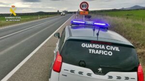 Cortada la CM-412 en Montealegre del Castillo tras el vuelco de un camión articulado