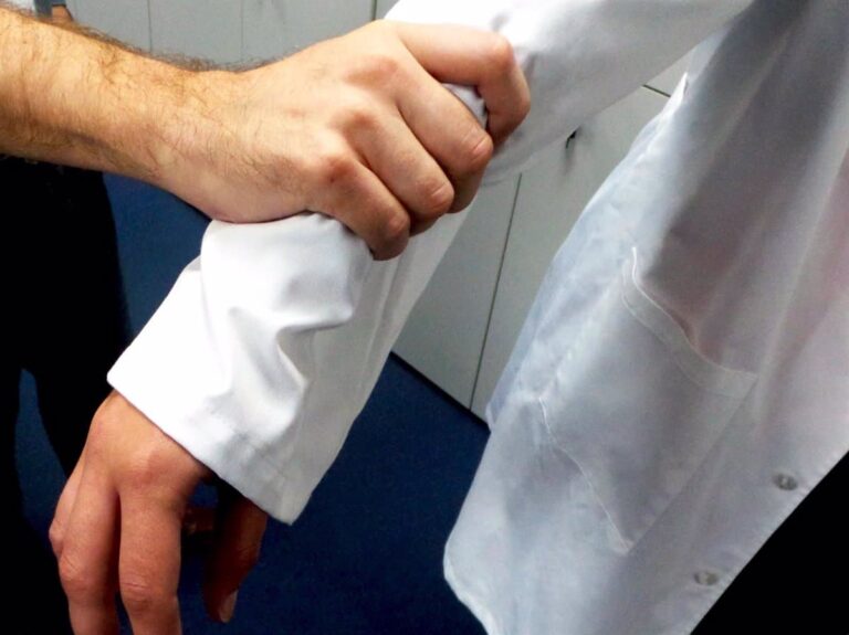 El Colegio de Médicos insta a los profesionales toledanos a denunciar las agresiones: "No se hace por vergüenza o miedo"