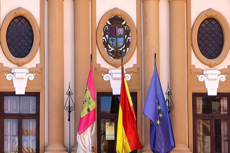 PSOE critica la falta de policías locales el Almodóvar del Campo y el Ayuntamiento responde que son bajas temporales