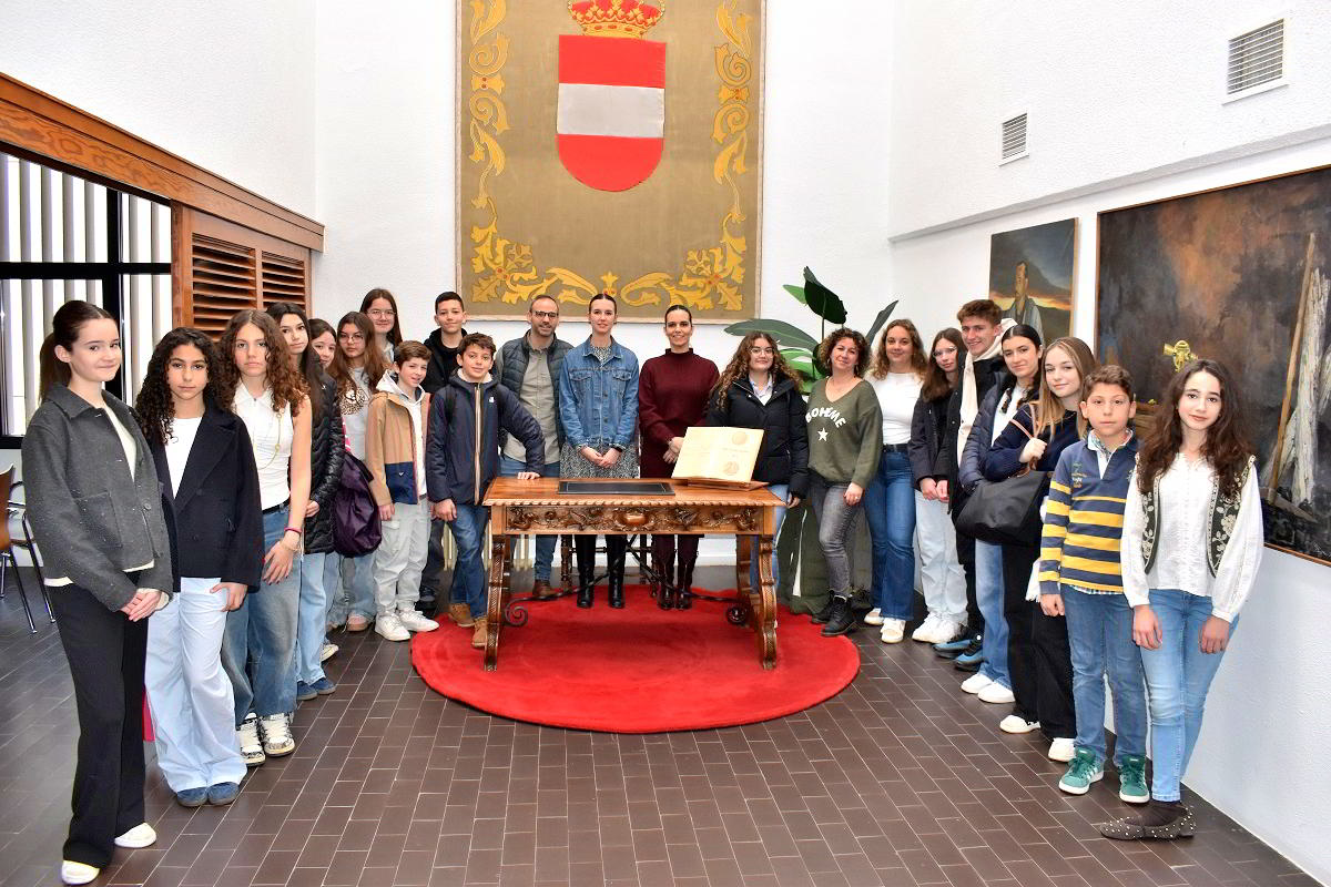 Intercambio CulturaI: Alumnos Franceses Exploran el Ayuntamiento Junto al Colegio Salesiano 1