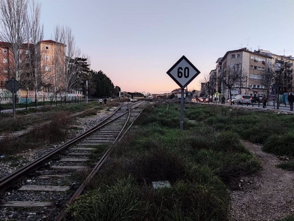 La Diputación se comprometió a demoler los aparcamientos en terrenos de Adif cuando el Ayuntamiento lo requisiese