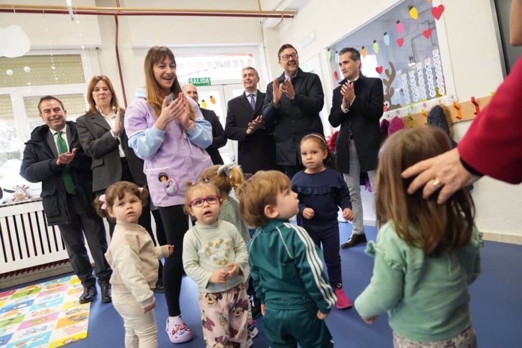 La nueva escuela infantil de Navalcán ofrece 17 puestos escolares y ha sido construida con fondos de la Unión Europea