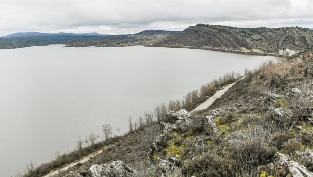 La presa de Alcorlo comenzará a desembalsar agua y el caudal llegará a Guadalajara este martes por la mañana