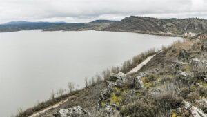 La presa de Alcorlo comenzará a desembalsar agua y el caudal llegará a Guadalajara este martes por la mañana