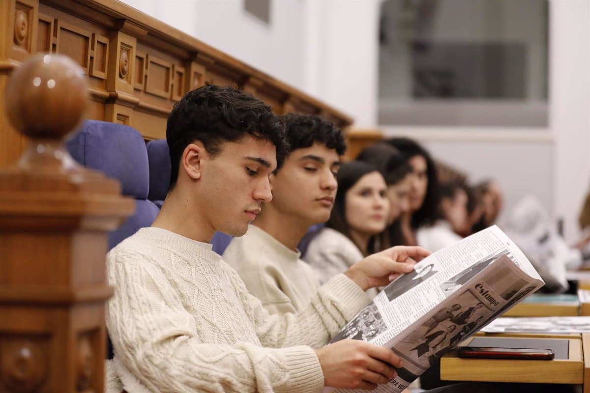Las Cortes se tiñen de morado en su jornada de 'Puertas Abiertas' recordando el origen del voto femenino en España