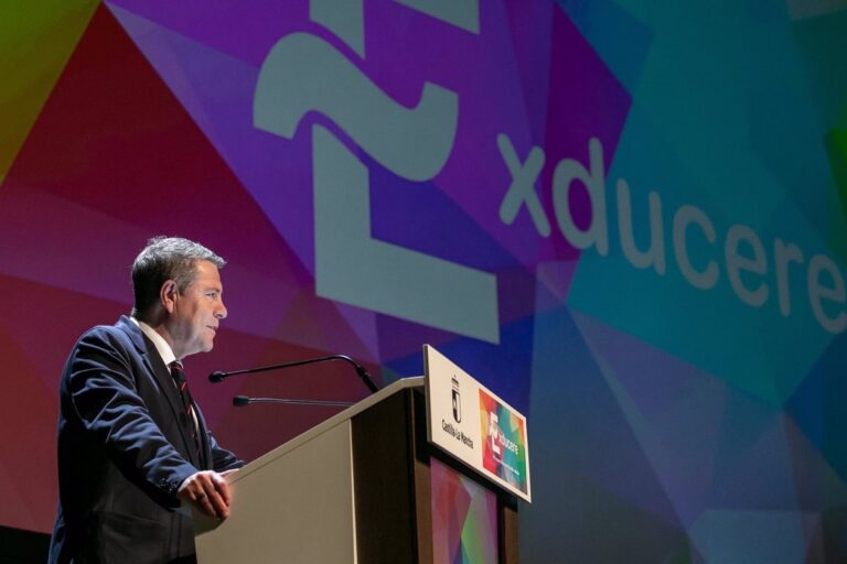 Page se compromete con mejora de la educación y cree que el sistema no se puede permitir el "analfabetismo tecnológico"