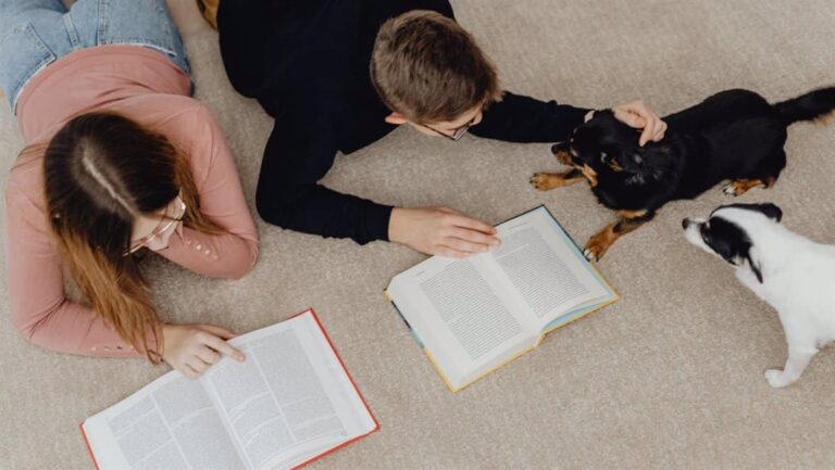 Perros adiestrados ayudan a niños a mejorar su lectura en el programa 'Perros y Letras' de la Biblioteca de Guadalajara