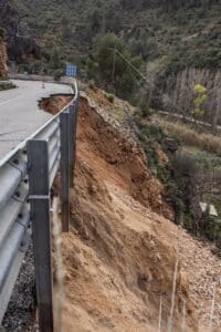 Sin previsión de apertura para la CM-3203 en Ayna (Albacete) cerrada al tráfico tras un deslizamiento de tierra