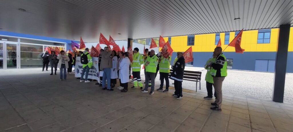 Sindicatos transporte sanitario en C-LM piden subida salarial de 3%, advierten de huelga y denuncian abandono del Sescam