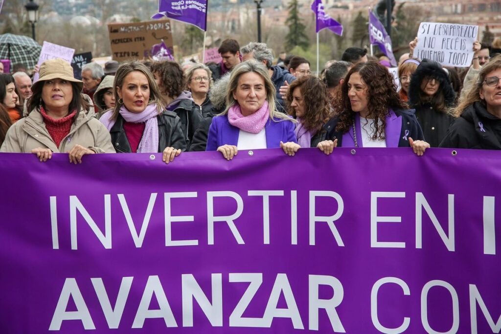 Tolón pide poner "pie en pared" contra los "radicales" que sujetan gobiernos: "Nos jugamos la lucha de las mujeres"