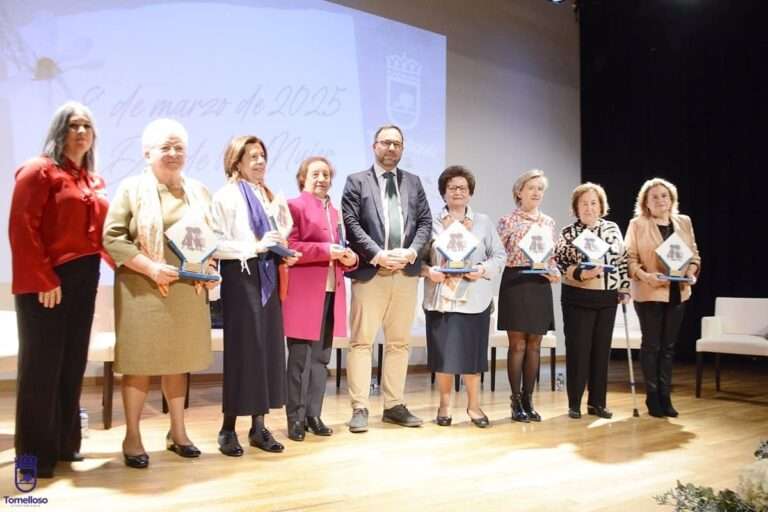 Tomelloso reconoce a las trabajadoras del IES 'Eladio Cabañero' por su "esfuerzo, dedicación y pasión"