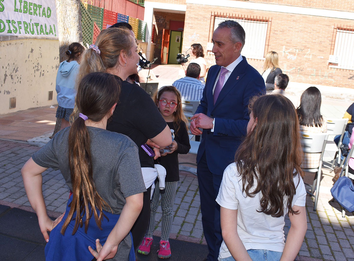 El Alcalde Impulsa la Cultura Lectora en las Familias del Colegio Ramón y Cajal Durante la Celebración del Día del Libro 1 El Alcalde Impulsa la Cultura Lectora en las Familias del Colegio Ramón y Cajal Durante la Celebración del Día del Libro 1