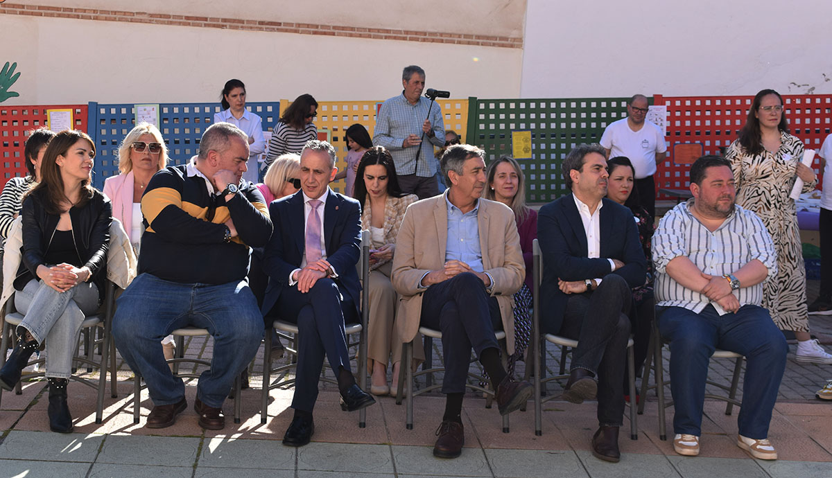 El Alcalde Impulsa la Cultura Lectora en las Familias del Colegio Ramón y Cajal Durante la Celebración del Día del Libro 3 El Alcalde Impulsa la Cultura Lectora en las Familias del Colegio Ramón y Cajal Durante la Celebración del Día del Libro 3