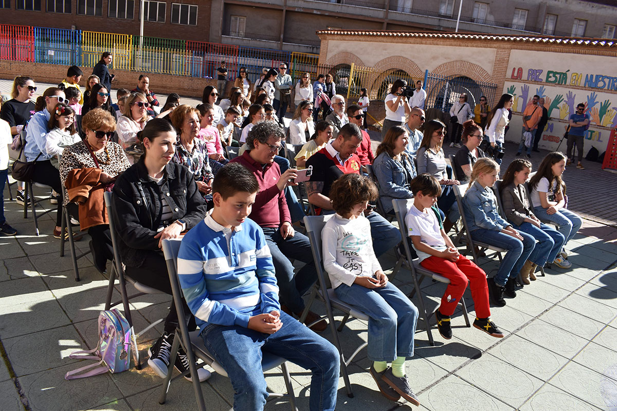 El Alcalde Impulsa la Cultura Lectora en las Familias del Colegio Ramón y Cajal Durante la Celebración del Día del Libro 5 El Alcalde Impulsa la Cultura Lectora en las Familias del Colegio Ramón y Cajal Durante la Celebración del Día del Libro 5