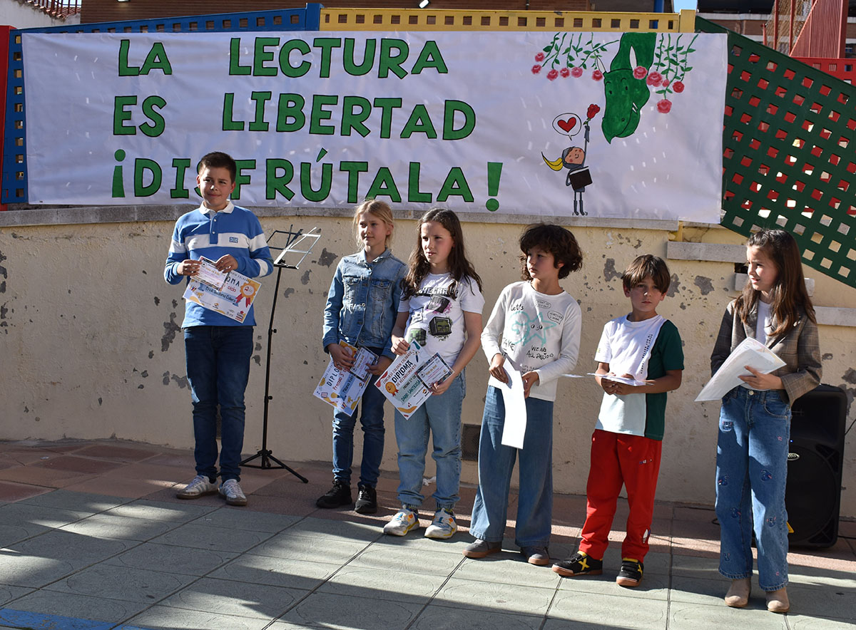 El Alcalde Impulsa la Cultura Lectora en las Familias del Colegio Ramón y Cajal Durante la Celebración del Día del Libro 4 El Alcalde Impulsa la Cultura Lectora en las Familias del Colegio Ramón y Cajal Durante la Celebración del Día del Libro 4
