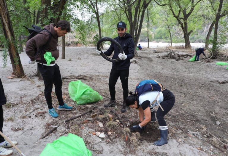 Cientos de personas se unen en Toledo para limpiar las riberas del Tajo de los restos traídos por la crecida del río