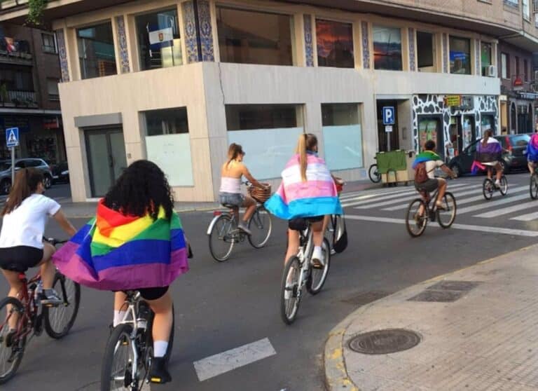 Colectivos LGTBIAQ+ lamentan "abandono" a personas trans y piden respuestas a Junta ante insuficiencia de la ley de 2022