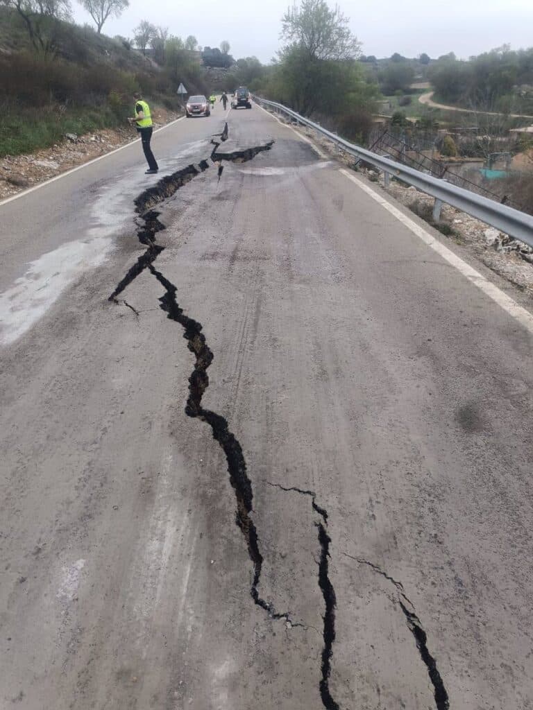 Cortada la CM-2005 a la altura de Brihuega (Guadalajara) por el hundimiento de parte de la vía
