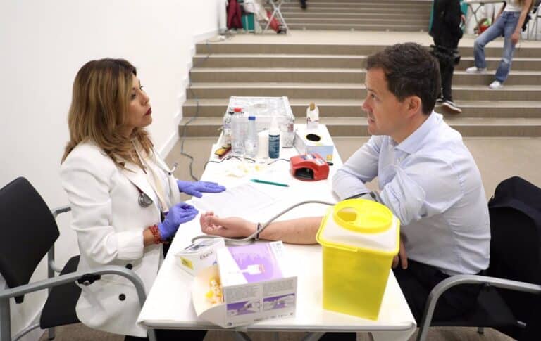 Decenas de personas pasan por el XVI Maratón de Donantes de Sangre de Cadena SER en Eurocaja Rural en Toledo