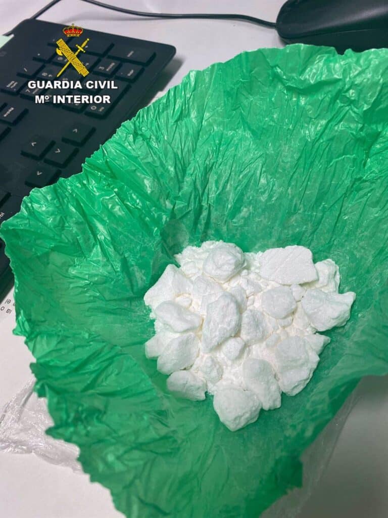 Detenida una persona con antecedentes policiales tras incautarle 50 gramos de cocaína en Auñón