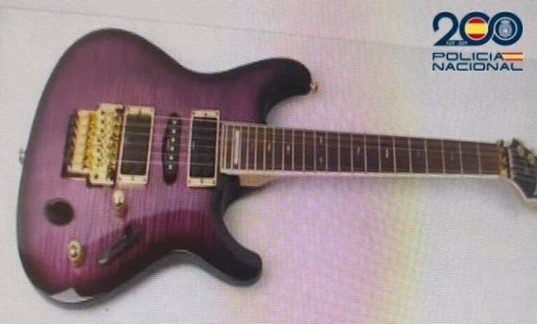 Detenidas dos personas por robar una guitarra a los Mojinos Escozíos en un concierto en San Carlos del Valle