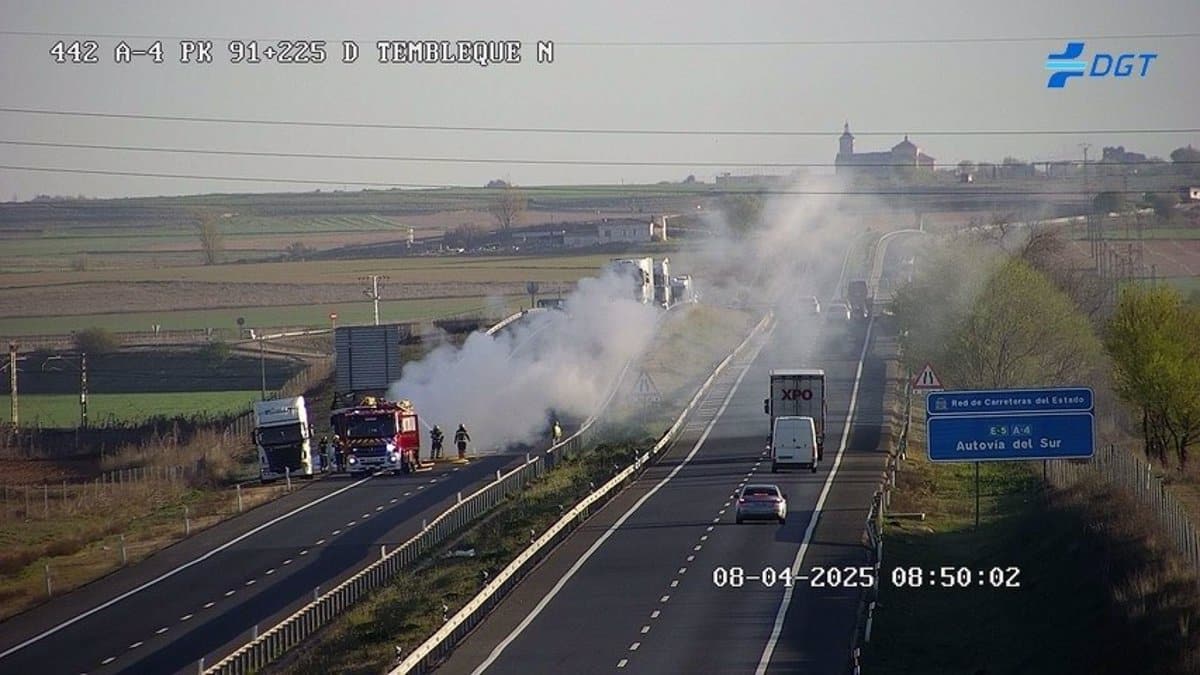 El incendio de un camión obliga a cortar la autovía A-4 en dirección Andalucía a la altura de Tembleque