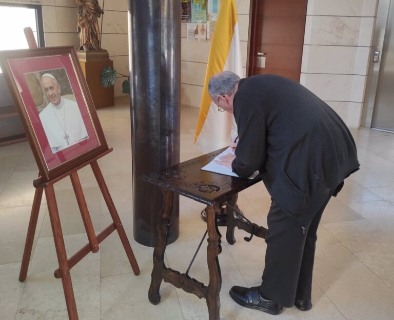 El Obispado de Sigüenza-Guadalajara habilita un libro de condolencias por la muerte del Papa Francisco