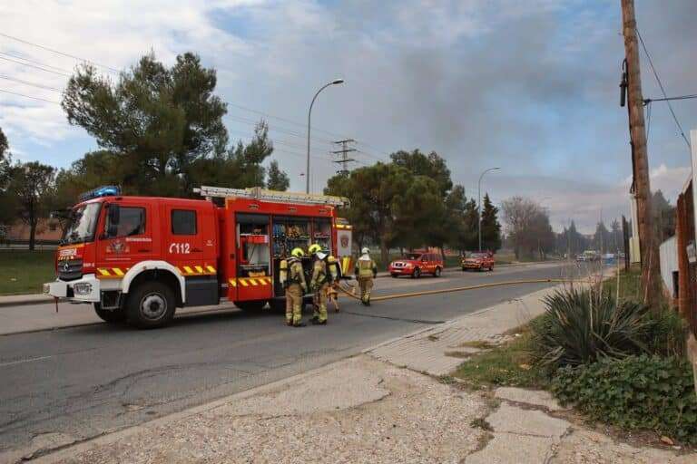 Extinguido el incendio en una nave de fabricación de espadas artesanales de Toledo