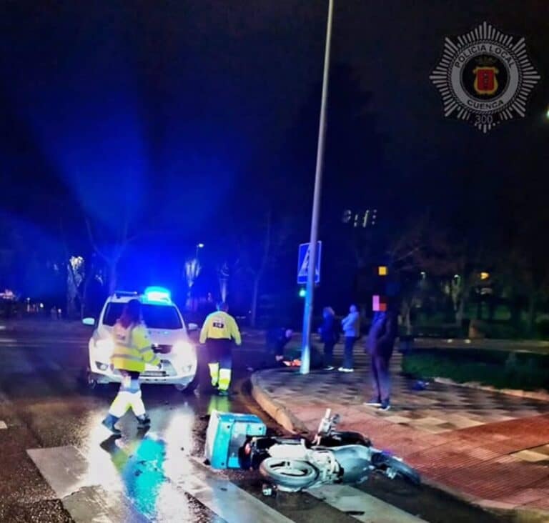 Herido un repartidor tras el choque de su moto con un turismo en la avenida del Mediterráneo de Cuenca