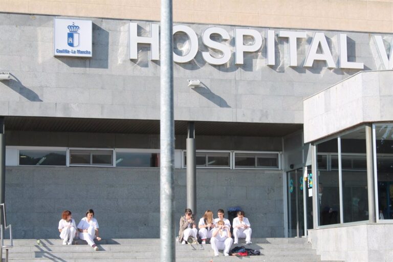 Hospitalizado un hombre de 37 años tras inhalar humo de un incendio de baterías de litio en Tarancón