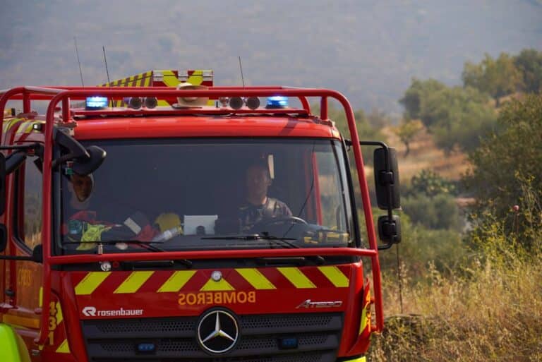 Desatado un incendio en una explotación ganadera de Torrijos generando una gran columna de humo