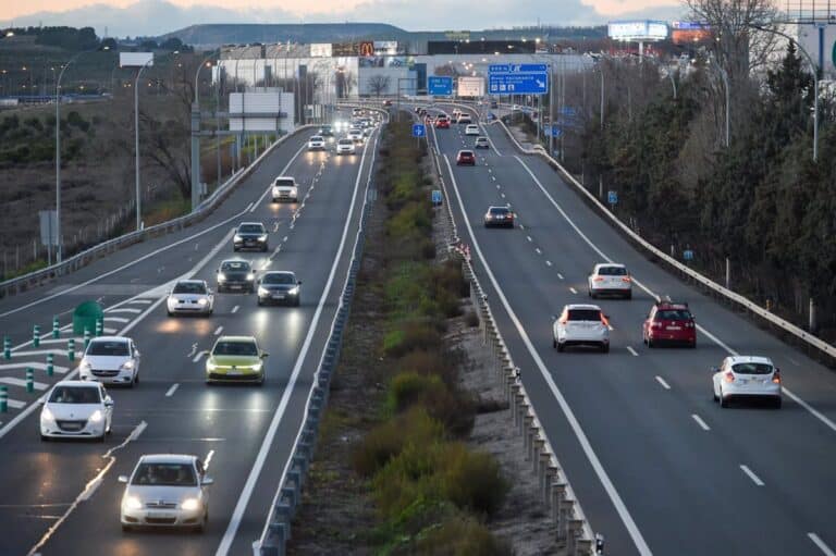 La DGT pide evitar circular si no es necesario tras el apagón y extremar la precaución en carretera