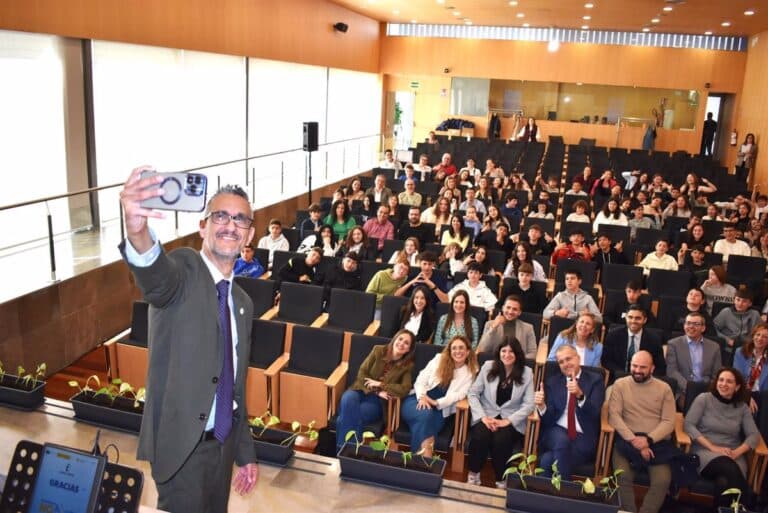 La Junta entrega los premios a los 9 ganadores del concurso 'No me Líes' para luchar contra la desinformación en la red