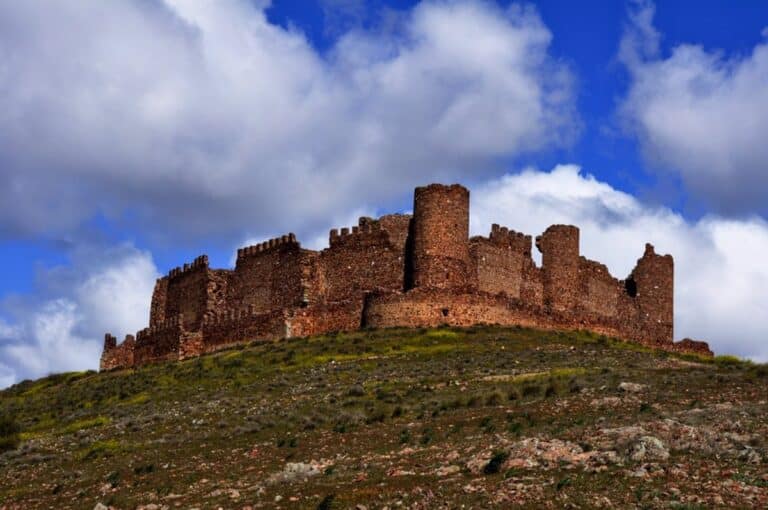 Junta dice que no puede ayudar a reconstruir castillo de Almonacid por ser privado y ve difícil acceder al 2% Cultural