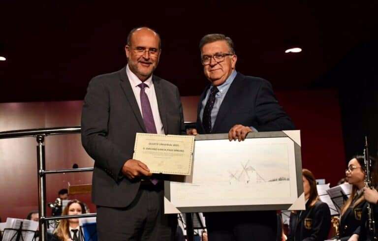 La asociación 'Amigos de los Molinos' de Mota del Cuervo nombra 'Quijote Universal' a Page