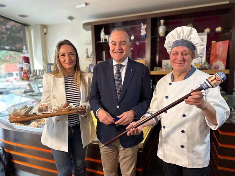 La pastelería talavera 'Goxua' aúna gastronomía y artesanía en el pastel 'Azahar de Mondas'