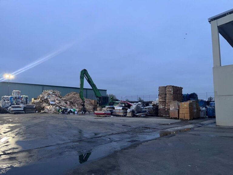 La planta de Regusa en Marchamalo (Guadalajara) ya opera con normalidad tras el incendio que se originó este martes
