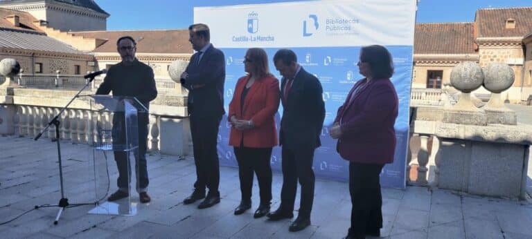 Mirilla, ladrillo, tren en marcha o alfombra voladora, las inagotables facetas de los libros que C-LM anima a explorar