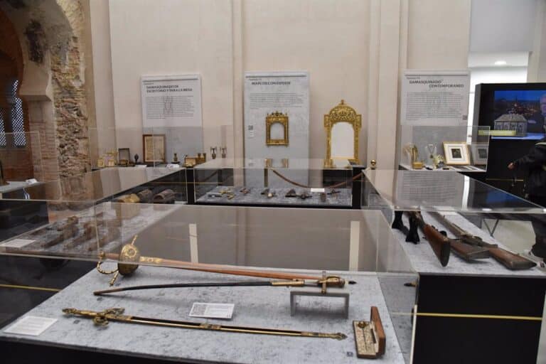 Pasado, presente y futuro se unen en 167 piezas sobre la historia del damasquinado en la Mezquita de Tornerías