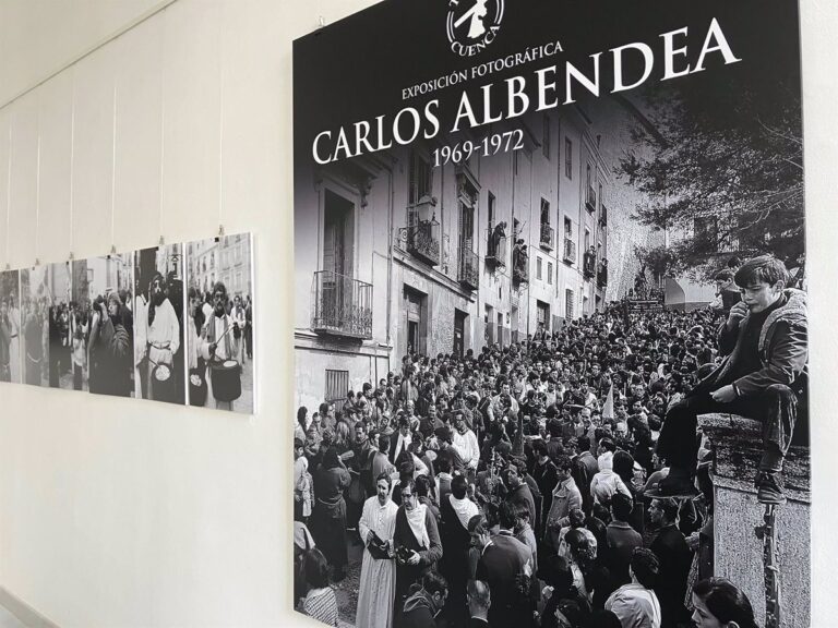 Setenta fotos en blanco y negro reflejan la Procesión Camino del Calvario en Cuenca obra del fallecido Carlos Albendea