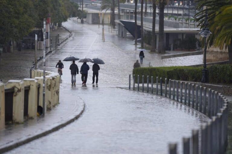 Una masa de aire frío dejará temperaturas más bajas mañana y lluvia el fin de semana excepto en el Mediterráneo