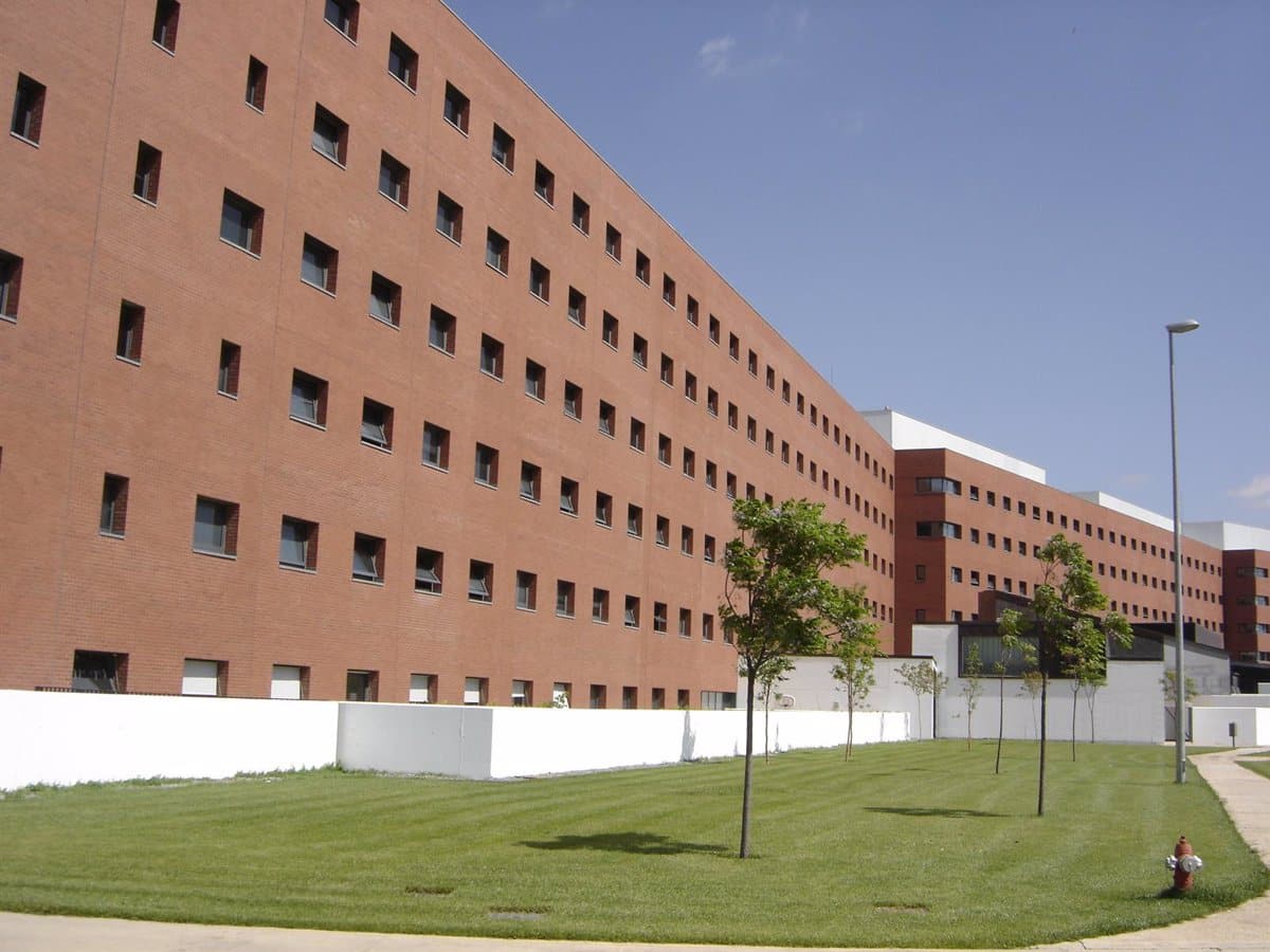 Una mujer afectada por inhalación de humo tras un incendio en un bloque de viviendas de Ciudad Real