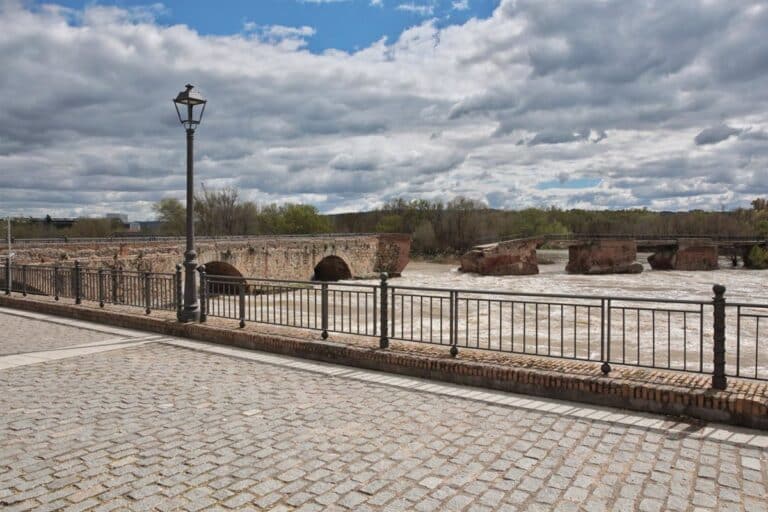 Urtasun y alcalde de Talavera se reunirán en mayo en el Ministerio para abordar la reconstrucción del Puente Viejo