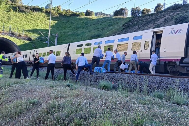 Vecinos de Brazatortas abrieron sus casas a pasajeros de trenes parados "como si fueran de su propia familia"