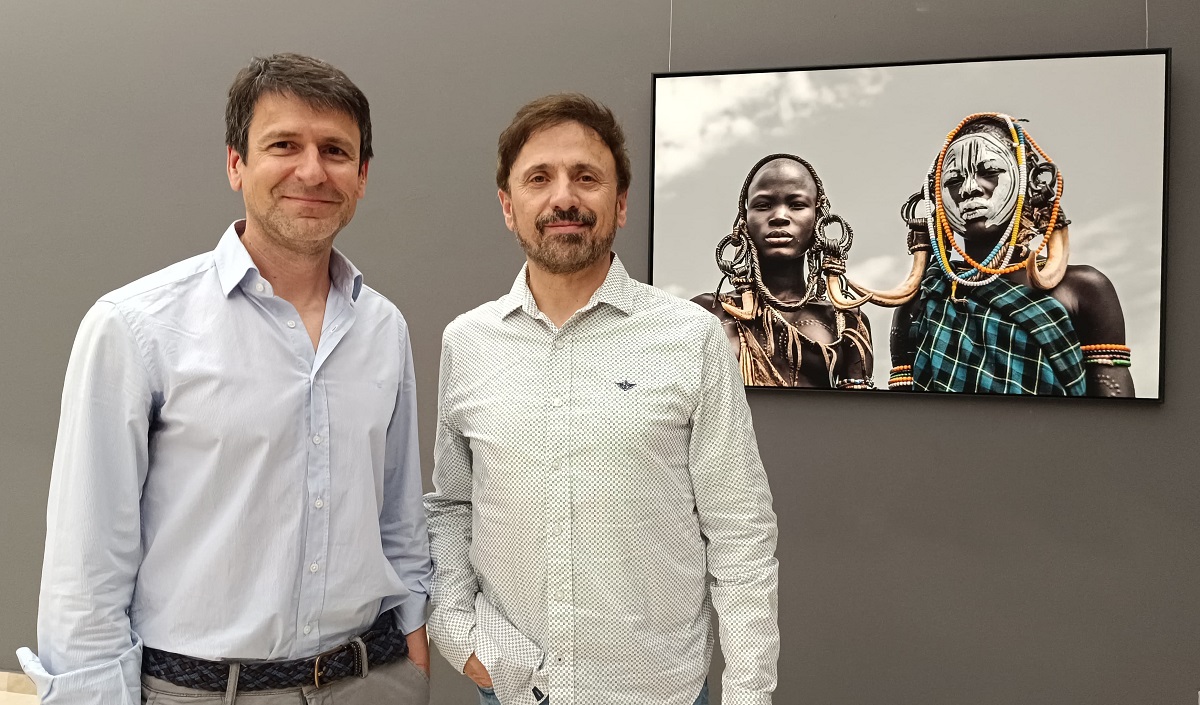 José Mota visitando la exposición de Rodolfo Romero Pareja