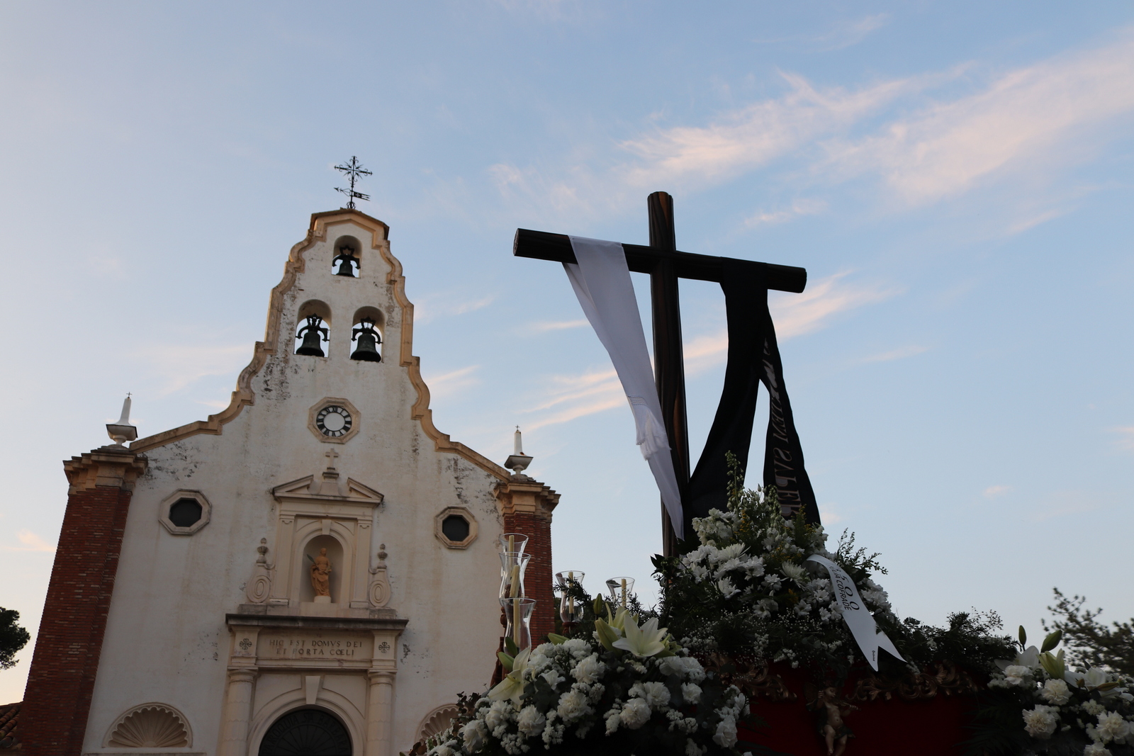 El Poblado se viste de devoción con la majestuosa procesión de la Cruz de Mayo protagonizada por veinte costaleros 2 El Poblado se viste de devoción con la majestuosa procesión de la Cruz de Mayo protagonizada por veinte costaleros 2