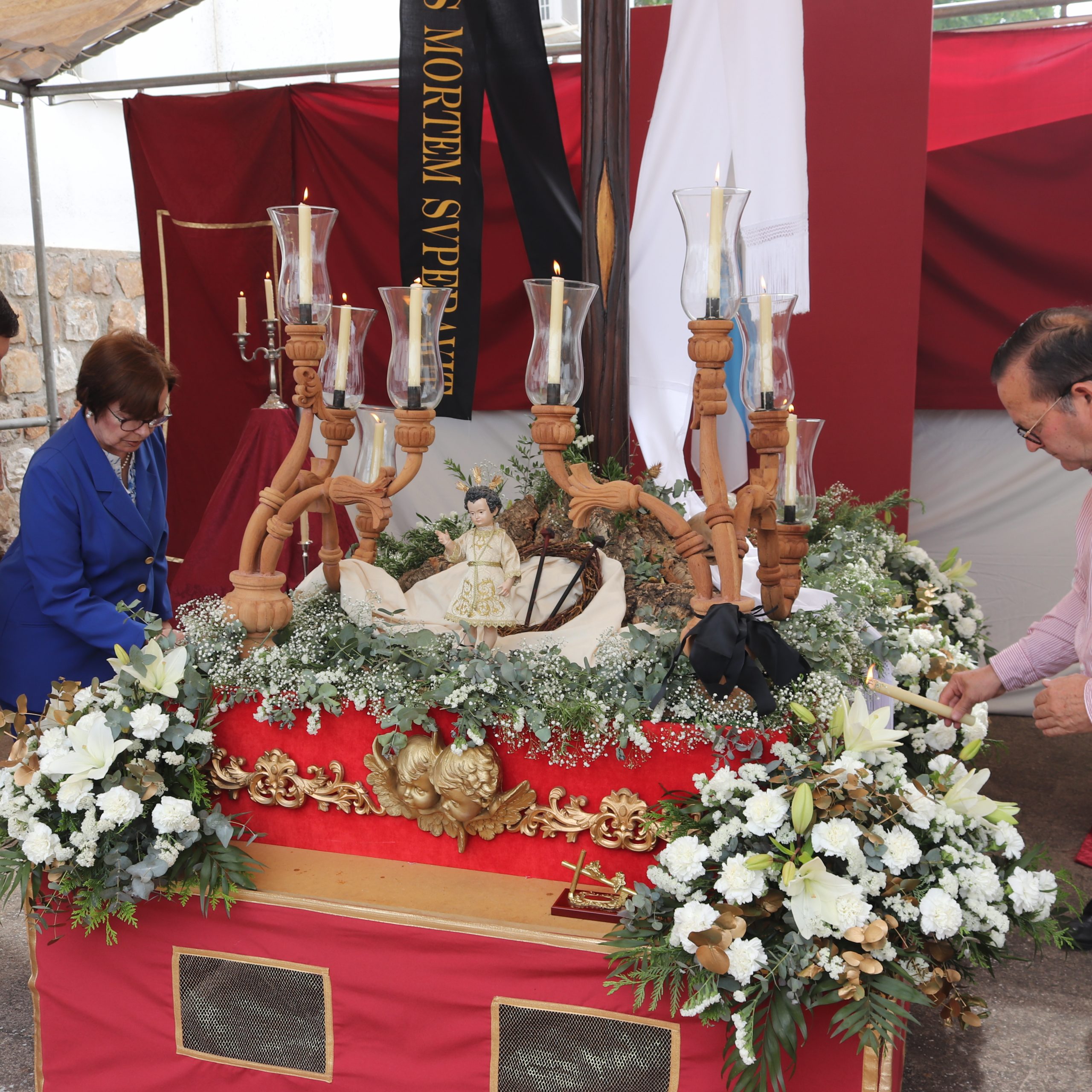El Poblado se viste de devoción con la majestuosa procesión de la Cruz de Mayo protagonizada por veinte costaleros 1 El Poblado se viste de devoción con la majestuosa procesión de la Cruz de Mayo protagonizada por veinte costaleros 1