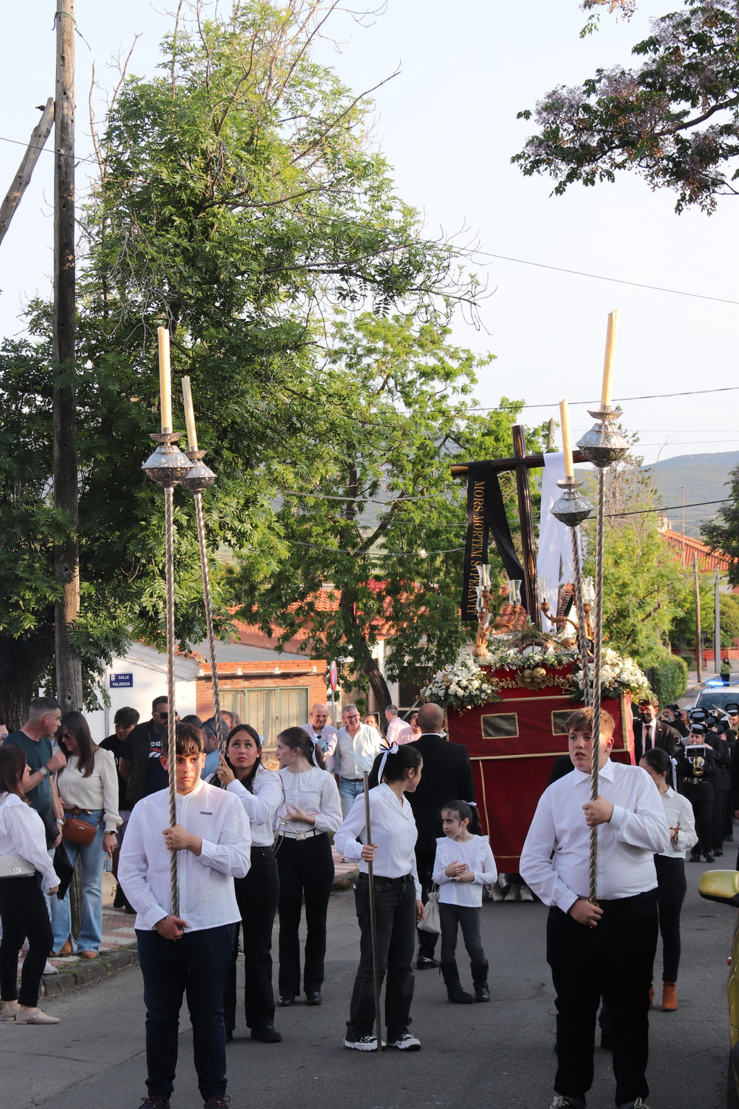 El Poblado se viste de devoción con la majestuosa procesión de la Cruz de Mayo protagonizada por veinte costaleros 7 El Poblado se viste de devoción con la majestuosa procesión de la Cruz de Mayo protagonizada por veinte costaleros 7
