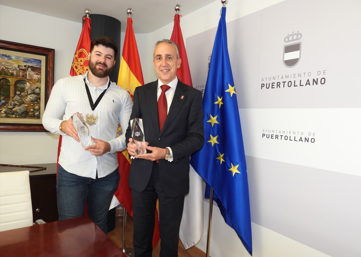 Javier Corral, Campeón Mundial de Ciberseguridad, es Honrado por el Alcalde de Puertollano tras Triunfo en Ambassador World Cup 2024 2 Javier Corral, Campeón Mundial de Ciberseguridad, es Honrado por el Alcalde de Puertollano tras Triunfo en Ambassador World Cup 2024 2