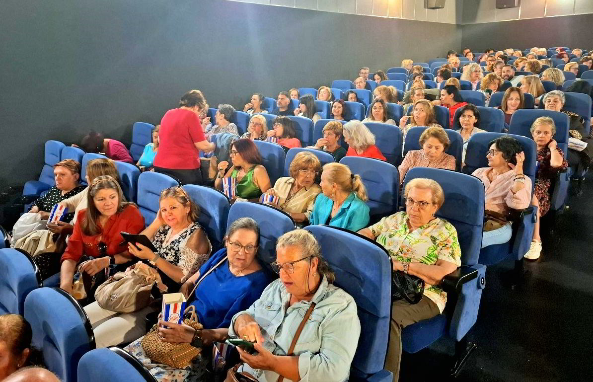 Éxito Continuo: 'La Infiltrada' Atrae Multitudes en la Última Función de los Lunes Violeta 2 Éxito Continuo: 'La Infiltrada' Atrae Multitudes en la Última Función de los Lunes Violeta 2